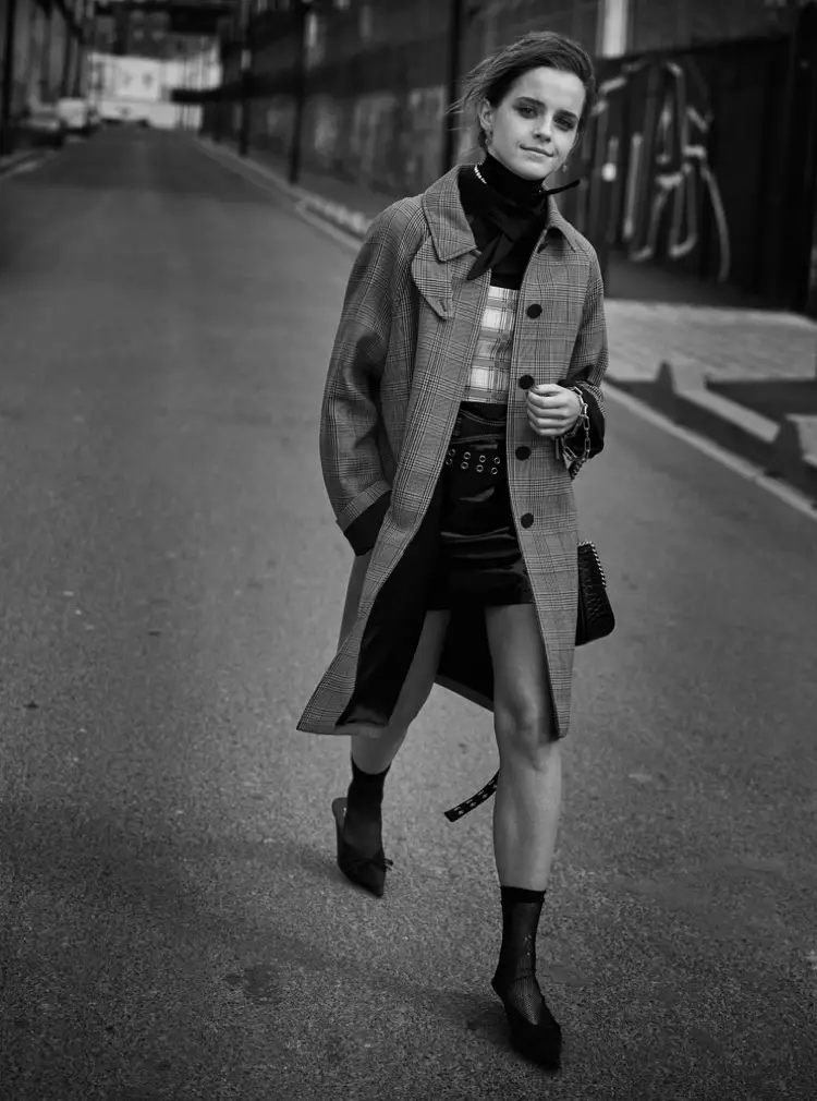 Emma Watson bi paltoyê Louis Vuitton, jorê Prada û eksê UNIF-ê di seyranê de disekine.