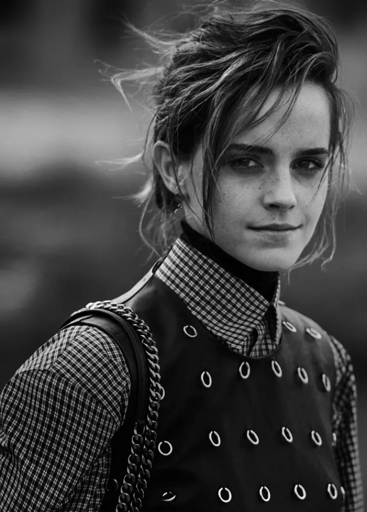 Lîstikvan Emma Watson bi cil û berg û çenteyê Stella McCartney bi kirasê Balenciaga-yê nêzîkê xwe digire.