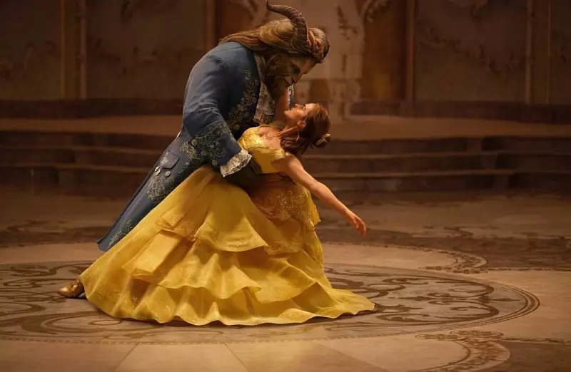 Dan Stevens da Emma Watson suna rawa a cikin Beauty da fim din Beast har yanzu. Hoto: Disney