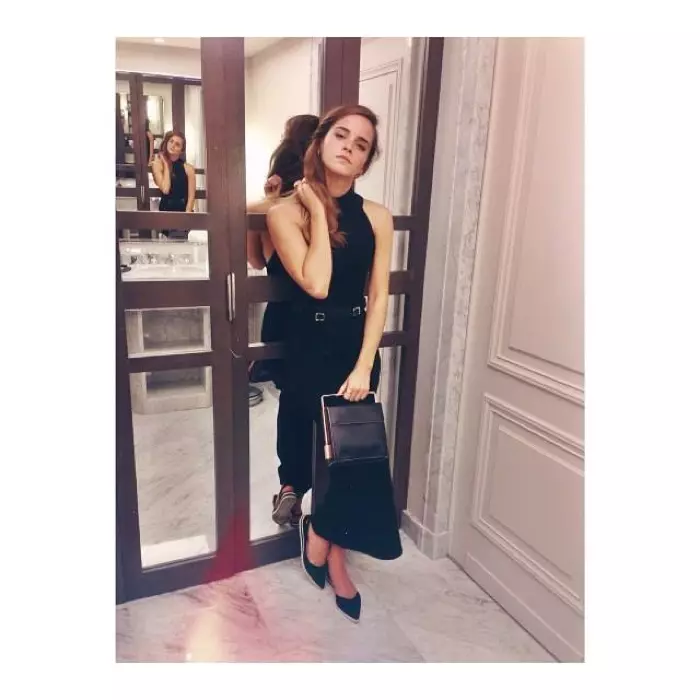 Emma Watson poartă rochie Edun cu pantofi plate Paul Andrew și geantă Lautem