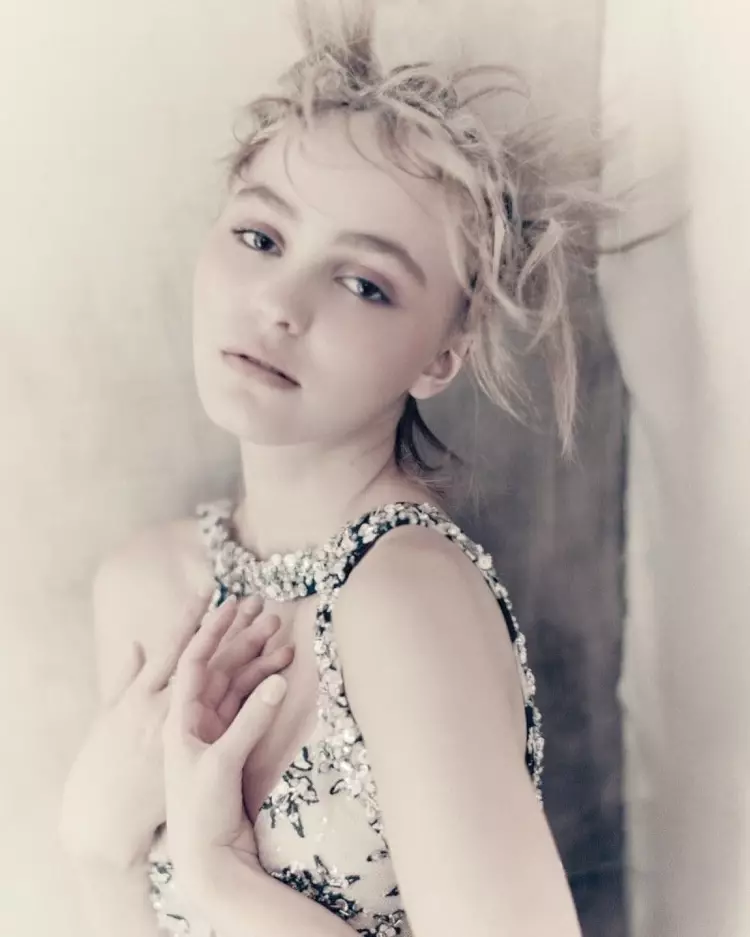 Lily-Rose Depp pozira u Chanel ukrašenoj haljini