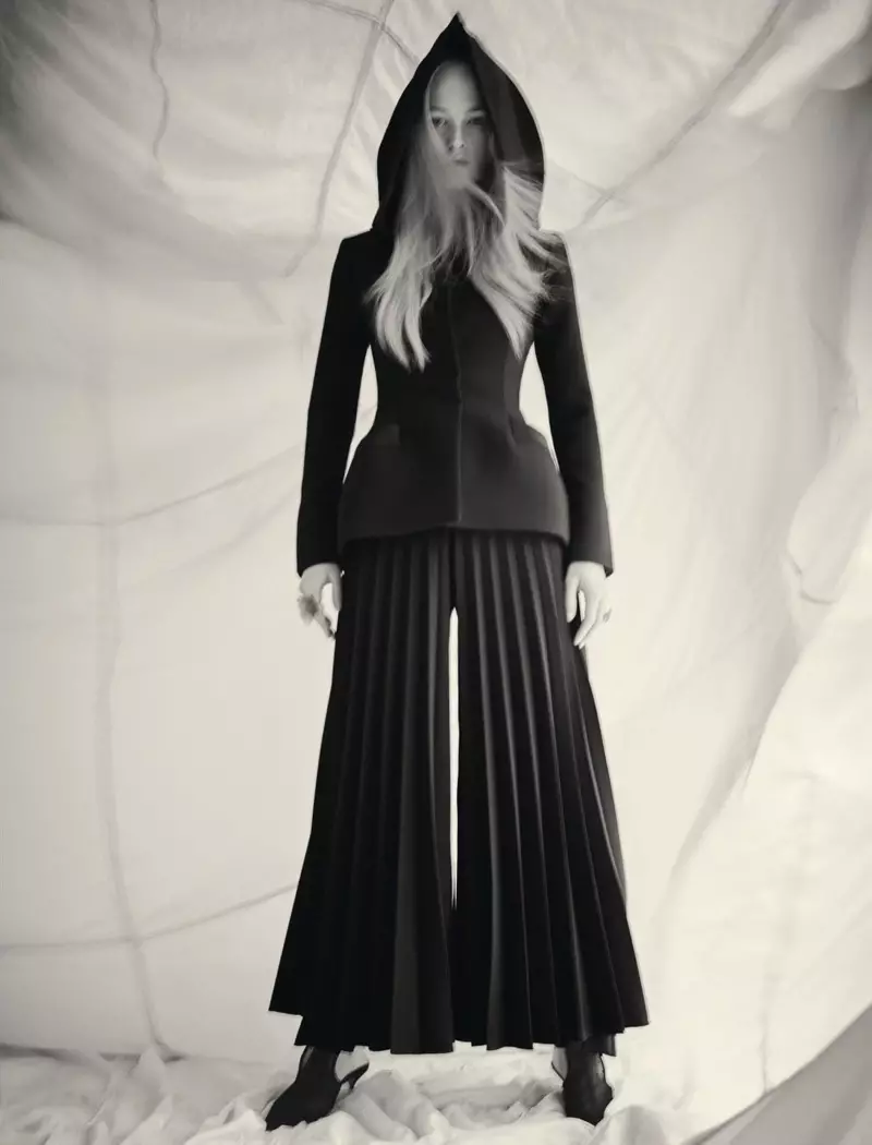 Jean Campbell is in betsjoenende fisy yn Haute Couture foar Dior Magazine