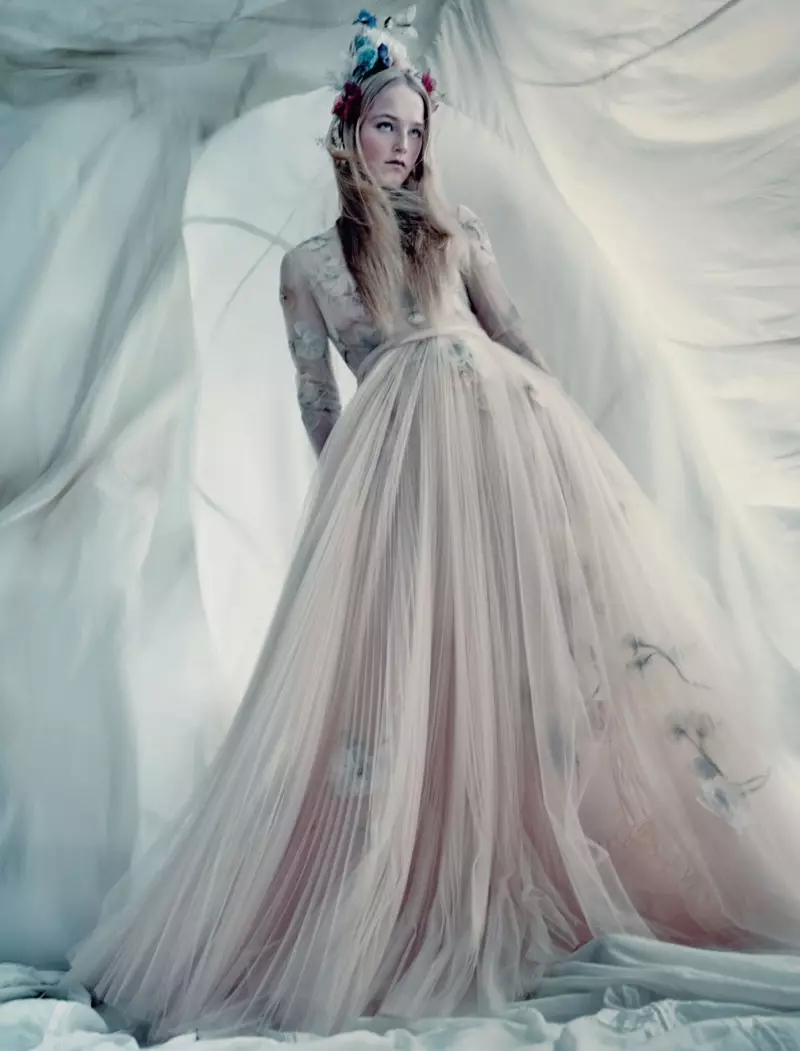 Jean Campbell is in betsjoenende fisy yn Haute Couture foar Dior Magazine