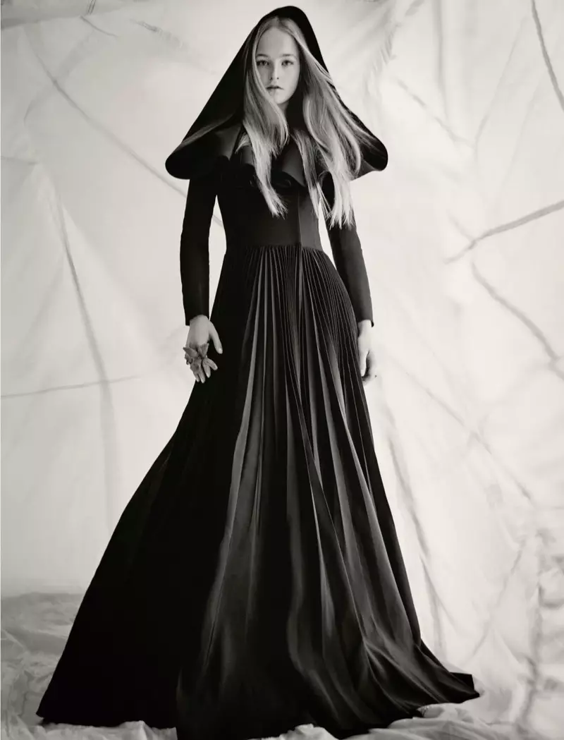Jean Campbell mangrupikeun Visi Enchanting dina Haute Couture pikeun Majalah Dior