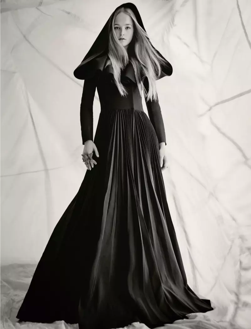 Jean Campbell is in betsjoenende fisy yn Haute Couture foar Dior Magazine