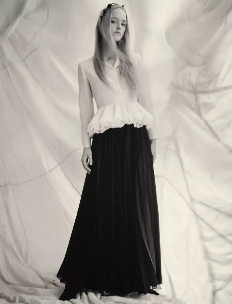 Jean Campbell is in betsjoenende fisy yn Haute Couture foar Dior Magazine