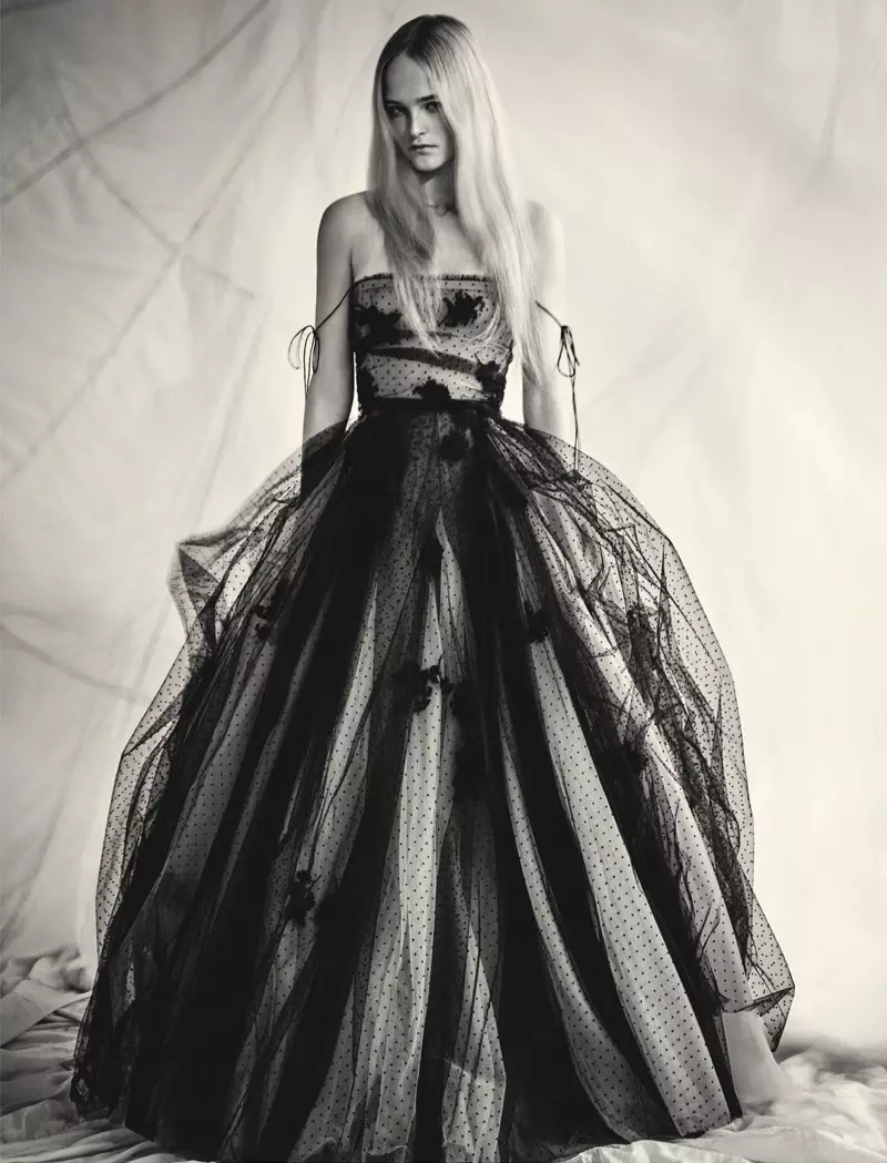 Jean Campbell is in betsjoenende fisy yn Haute Couture foar Dior Magazine