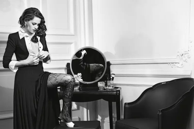 Позируя для предосенней кампании Chanel 2016 года, Кристен Стюарт щеголяет кожей в глубоком декольте.