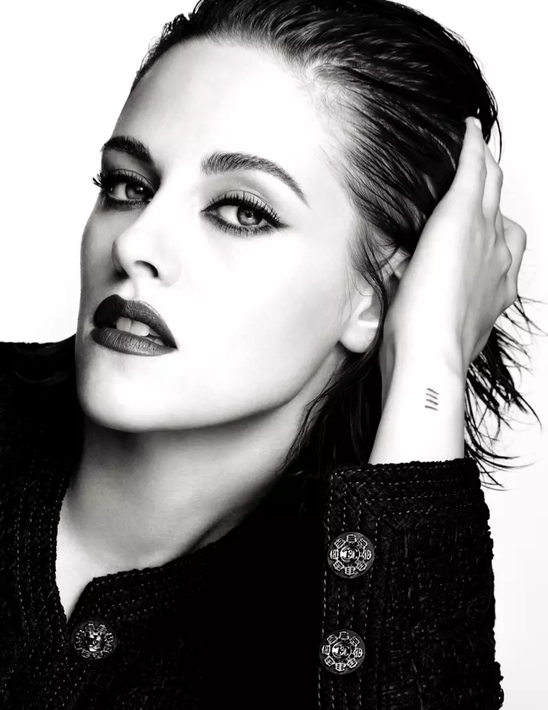 Кристен Стюарт использует темный цвет губ в рекламной кампании Chanel Makeup 2016.