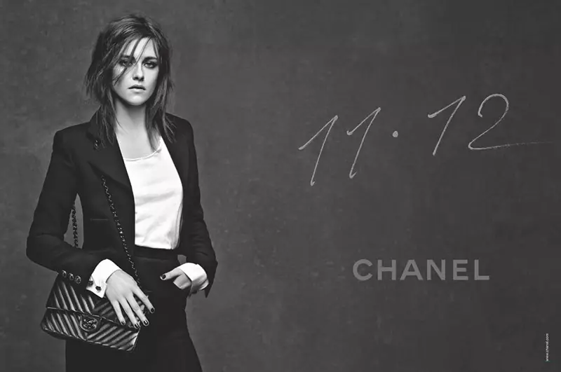 11.12 Chanel rankinių reklaminėje kampanijoje Kristen Stewart demonstruoja savo firmines išdraskytas kasas.