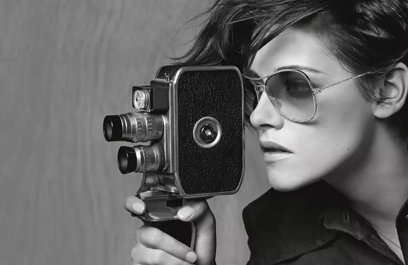 Kristen Stewart vaidina „Chanel“ 2015 m. pavasario akinių kampanijos fotožurnalistę.