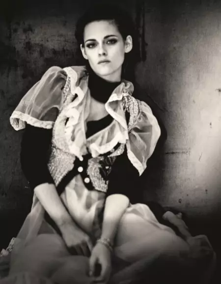 Kristen Stewart Ludas en Malbonhumora Disvastiĝo por AnOther Magazine