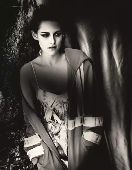 Kristen Stewart-ek AnOther aldizkarirako Moody Spread batean parte hartzen du