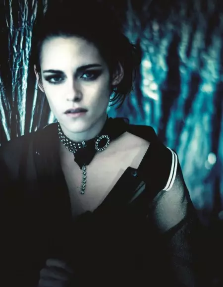 Kristen Stewart Ludas en Malbonhumora Disvastiĝo por AnOther Magazine