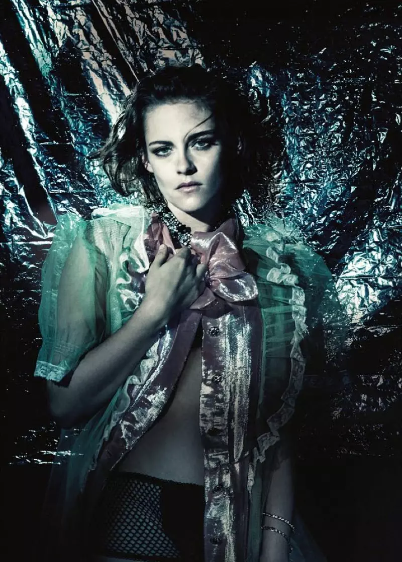 Kristen Stewart ຖ່າຍຮູບໃຫ້ Paolo Roversi ໃນກອງປະຊຸມຮູບພາບ