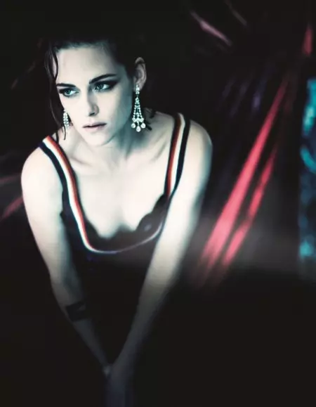 Kristen Stewart Nyeredzi muMoody Yakapararira kune Imwe Magazine