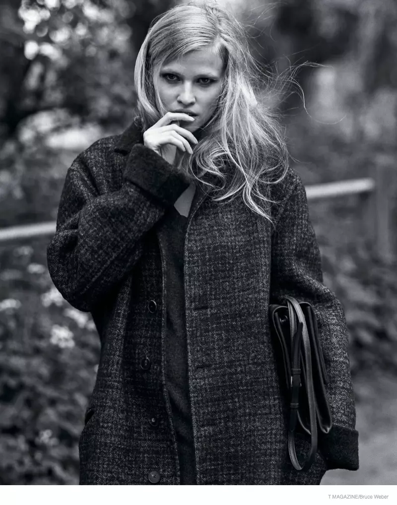 T Magazine의 오버사이즈 스타일로 브루스 웨버(Bruce Weber)를 위해 포즈를 취한 라라 스톤(Lara Stone)