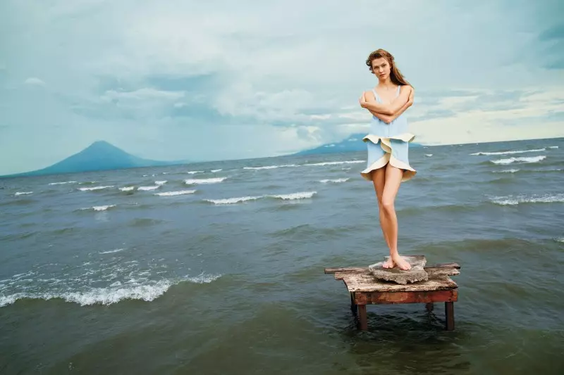 Karlie Kloss Jieħu fin-Nikaragwa għar-Riparazzjoni tal-Qoxra tax-Xitwa 2012 ta' T Magazine minn Ryan McGinley