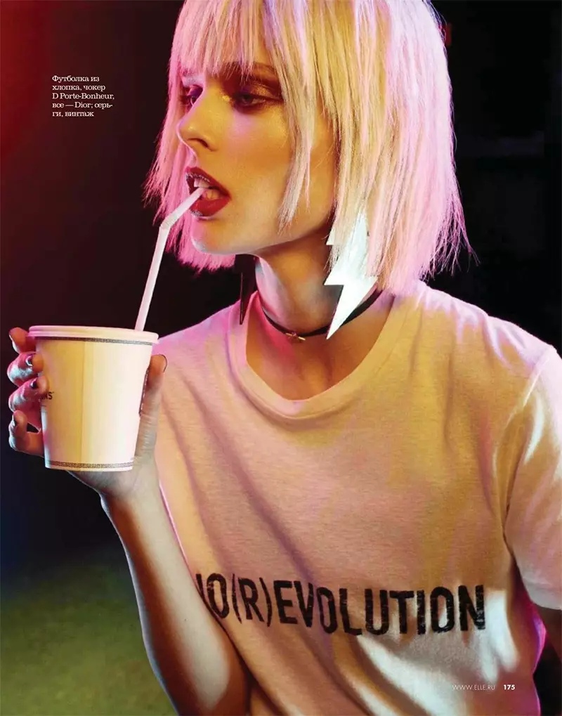 Akapfeka blunt platinamu blonde bob, Coco Rocha anomira muDior t-shirt