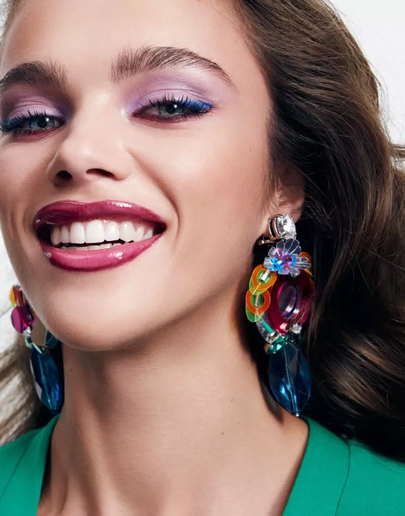 Con una sonrisa, Jena Goldsack modela un vestido de Balmain y aretes de Miu Miu.