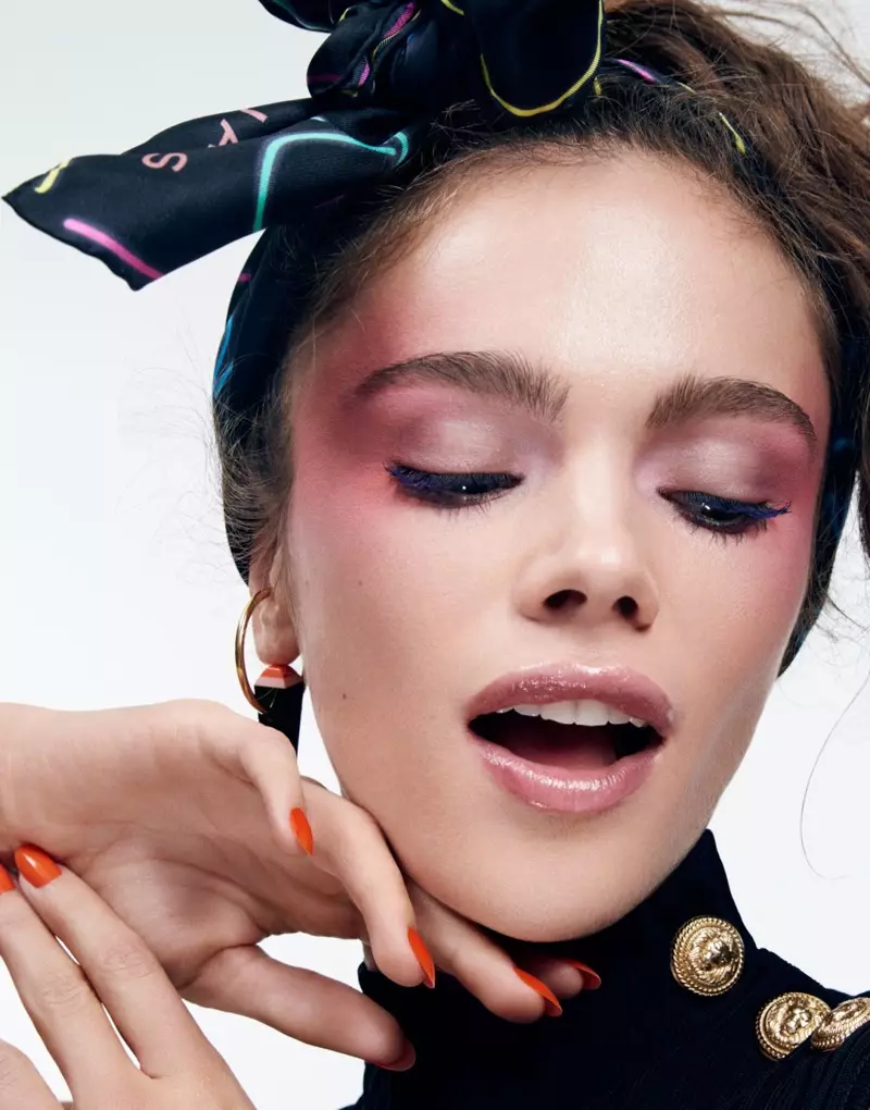 Jena Goldsack lyk mooi in pienk en modelle veelkleurige oogskadu met blink lipkleur