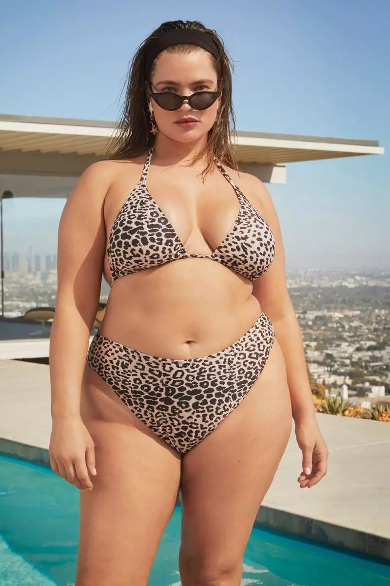 Kiik leopardimustriline Tara Lynn poseerib Nasty Gal Swim Curve kampaanias