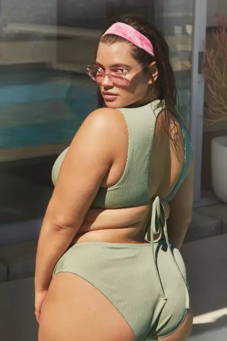 Tara Lynn vpija sonce za plavalno kampanjo Nasty Gal Curve Swim