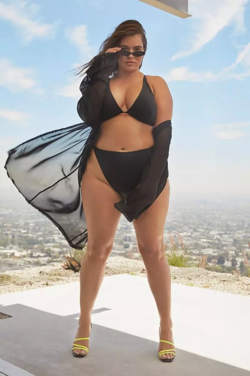 Manekenka Tara Lynn pozira u crnom bikiniju iz prve Curve Swim kolekcije Nasty Gal