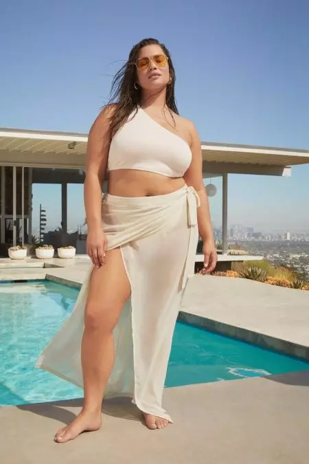 تارا لين تستمتع بأشعة الشمس في حملة Nasty Gal Curve للسباحة