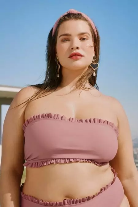 Tara Lynn dregur í sig sólina fyrir Nasty Gal Curve Swim Campaign