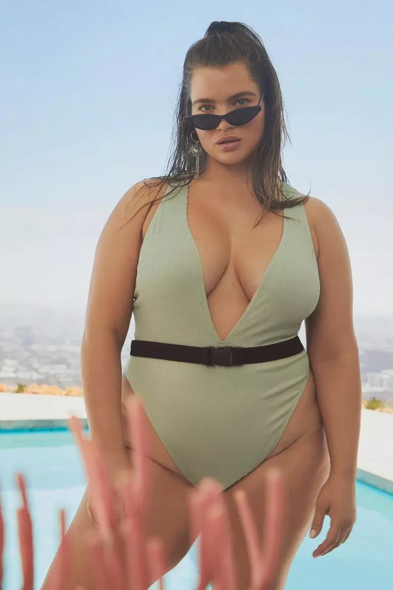 Modelo Tara Lynn posa em maiô da coleção Nasty Gal Curve