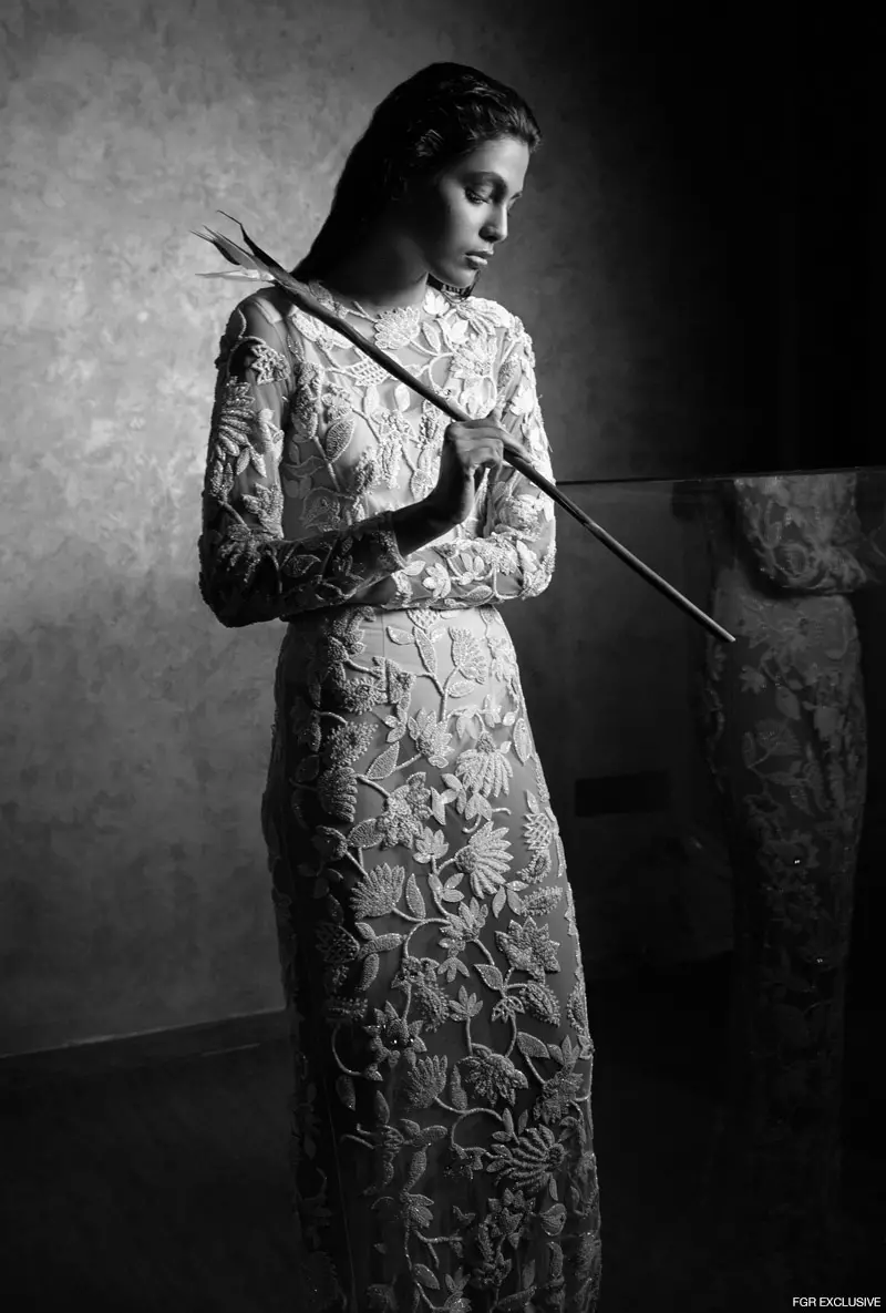 Dawb Sheer Embellished Gown Manishii. Yees duab: Kay Sukumar