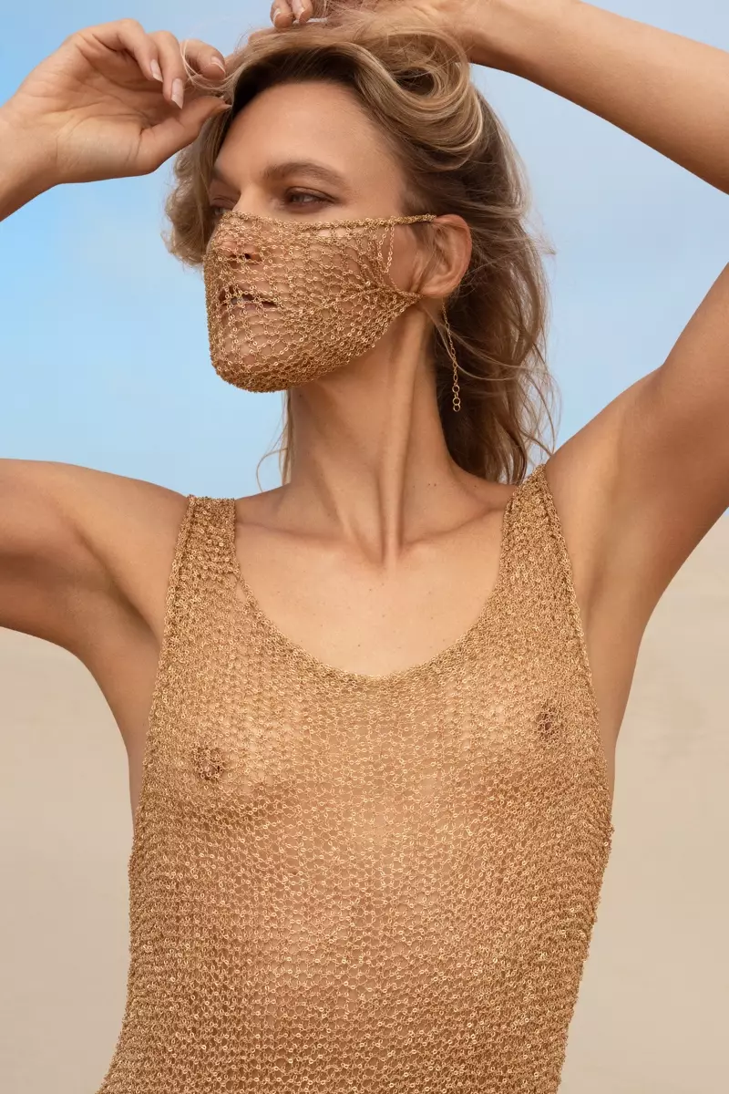 Jurk en masker Natalia Fedner. Foto: Jeff Tse