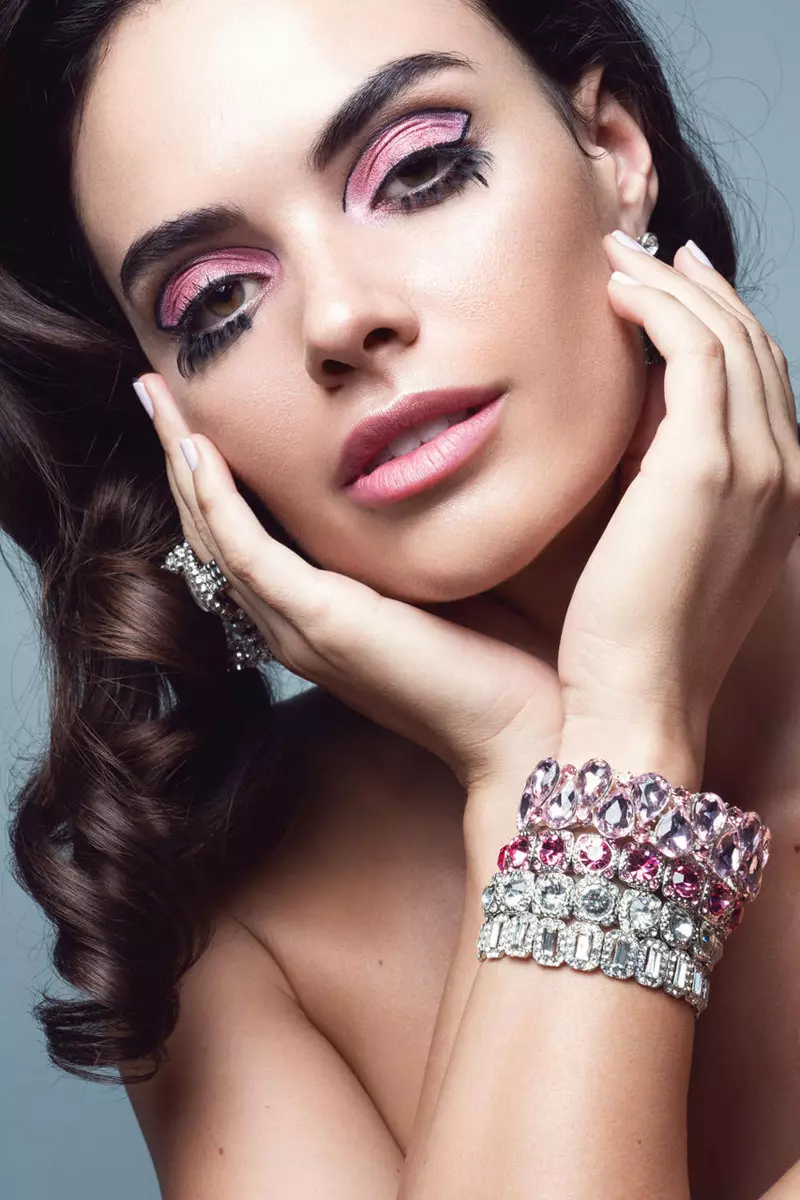 Monika hnav Bejeweled tsej, bracelets thiab nplhaib. Foto: Jeff Tse