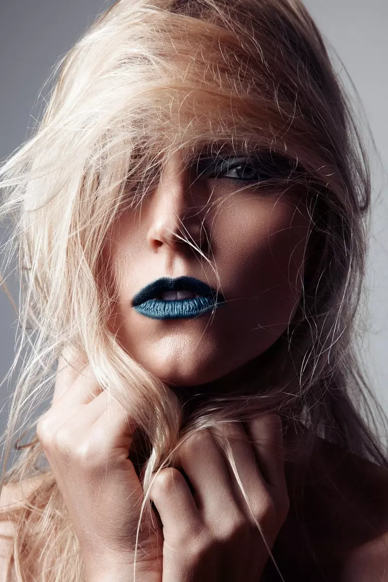 Model Sarah DeAnna trägt einen blauen Lippenstift. Foto: Jeff Tse