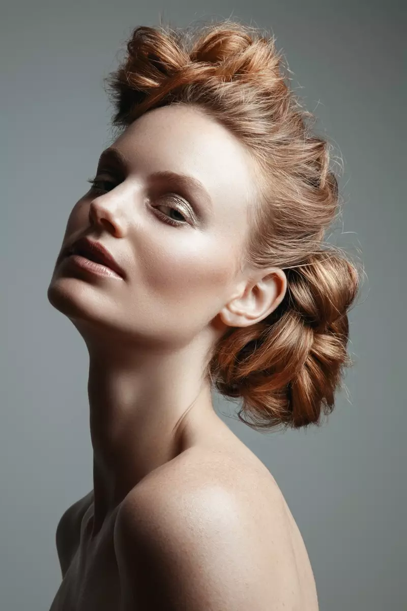 Model Georgie Wass memakai gaya rambut updo yang dipoles. Foto: Jeff Tse