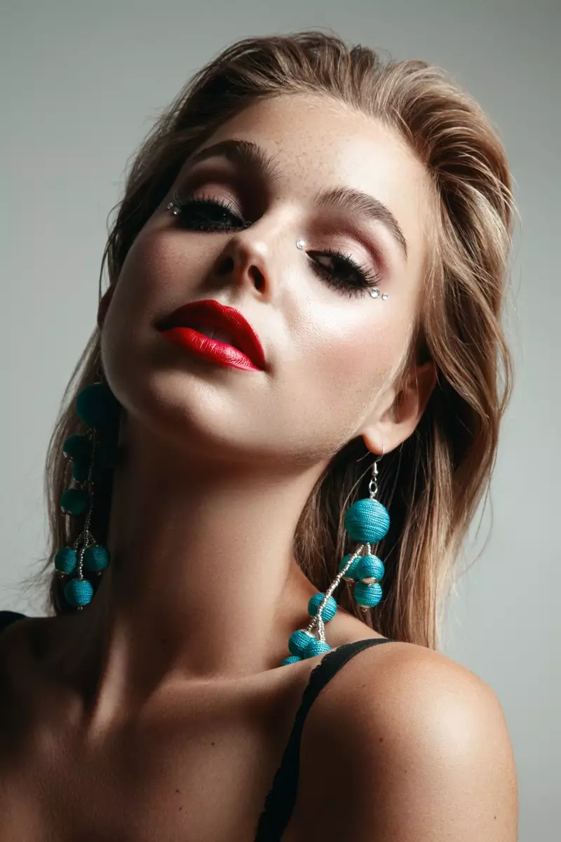 Elizabeth Turner weist eng dramatesch rout Lip. Foto: Jeff Tse