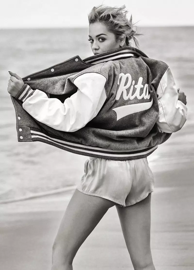 Rita Ora trägt College-Jacke mit Shorts