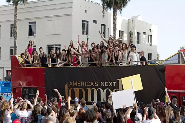 Modellen in een bus op première van America's Next Top Model cycle 22