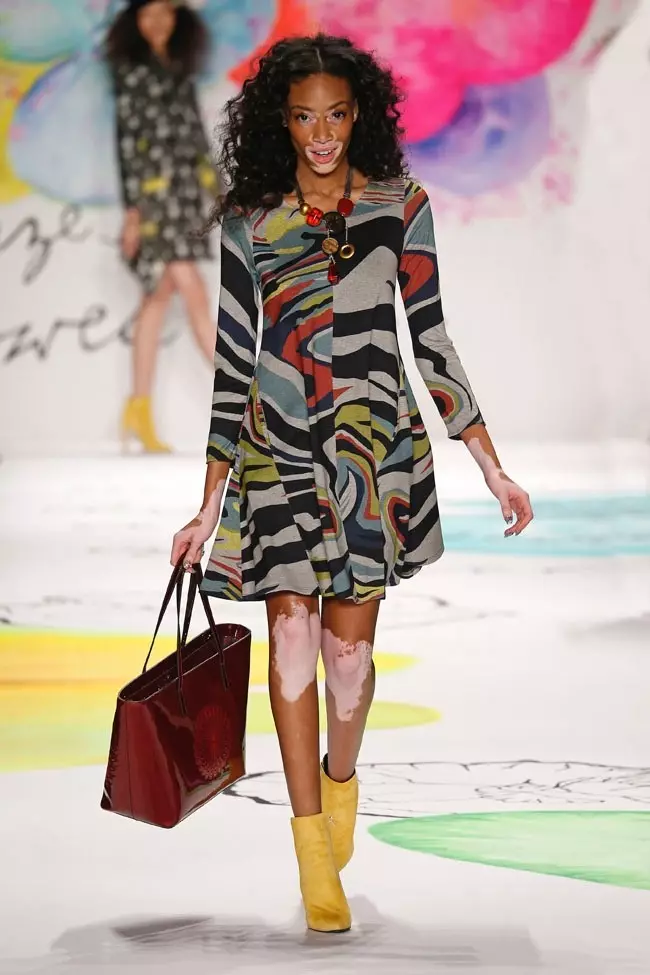 Winnie Harlow trëppelt dem Desigual seng Hierscht-Wanter 2015 Show. Foto Ugedriwwe vun Label.