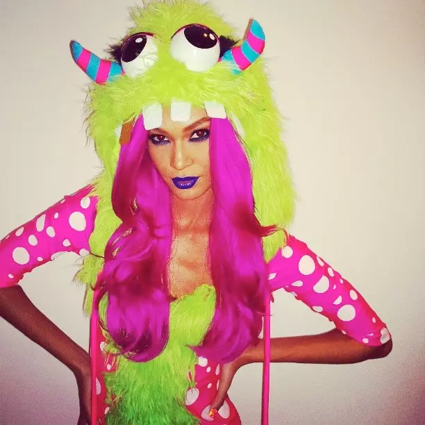 Zoo siab Halloween! Saib Heidi Klum, Natasha Poly + Ntau tus qauv hauv lawv cov khaub ncaws