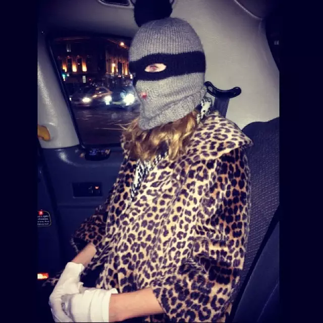 Zoo siab Halloween! Saib Heidi Klum, Natasha Poly + Ntau tus qauv hauv lawv cov khaub ncaws