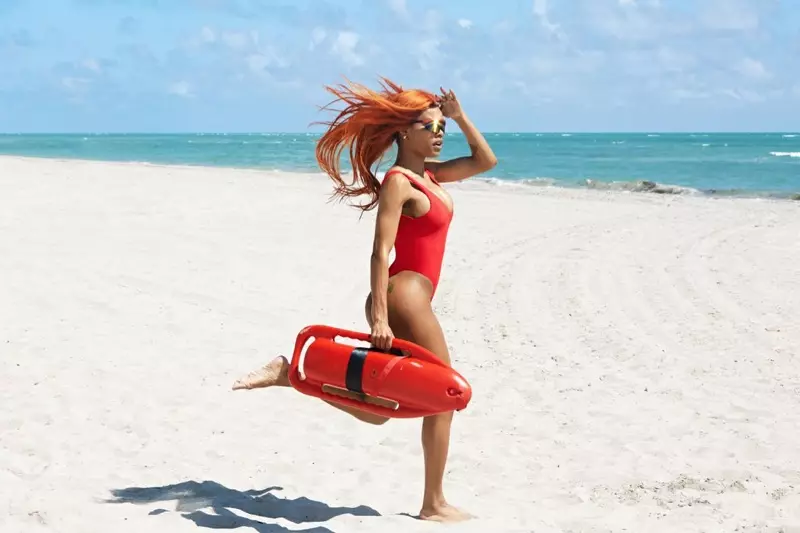 Teyana Taylor corre sulla spiaggia nella campagna Swimsuits For All Baywatch