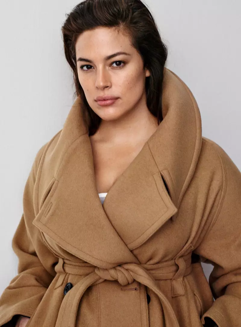 H&M Studio Fall 2016: Ashley Graham mặc áo khoác dạ màu nâu buộc ngang hông