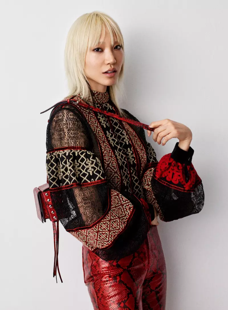 H&M Studio Fall 2016: Soo Joo Park mặc áo sơ mi thêu hoa với quần in họa tiết da trăn đỏ