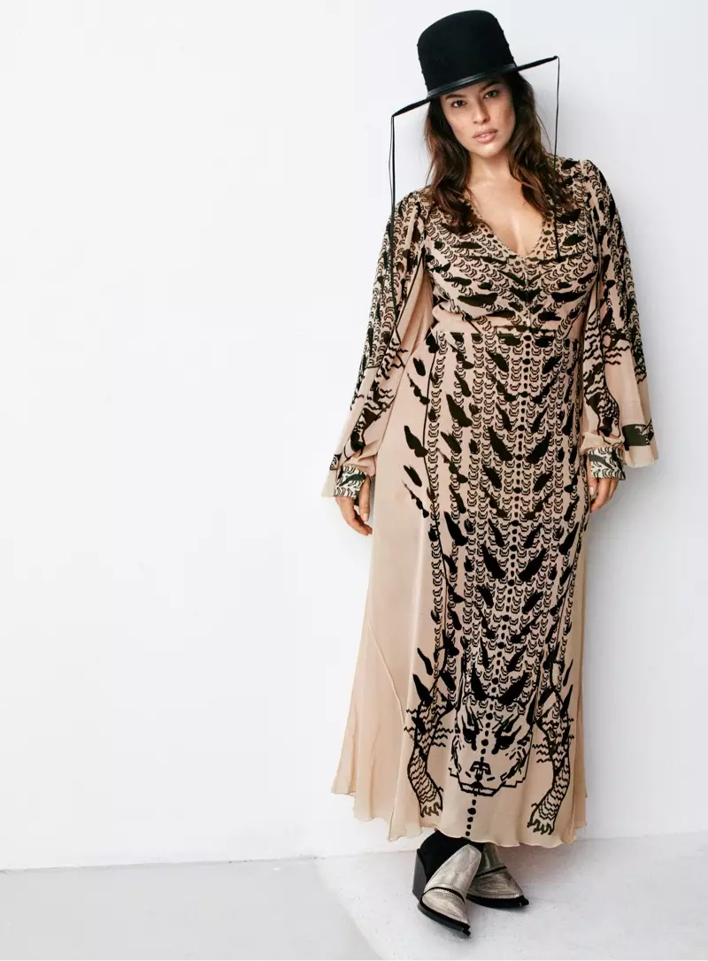 H&M Studio Herbst 2016: Ashley Graham trägt eine Gaucho-Mütze mit bedrucktem Kaftan