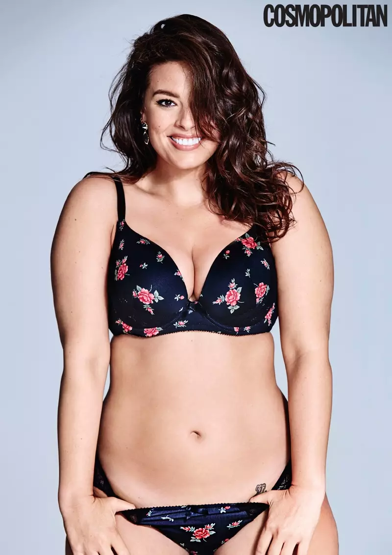 Ashley Graham vesh të brendshme me printime me lule për Cosmopolitan