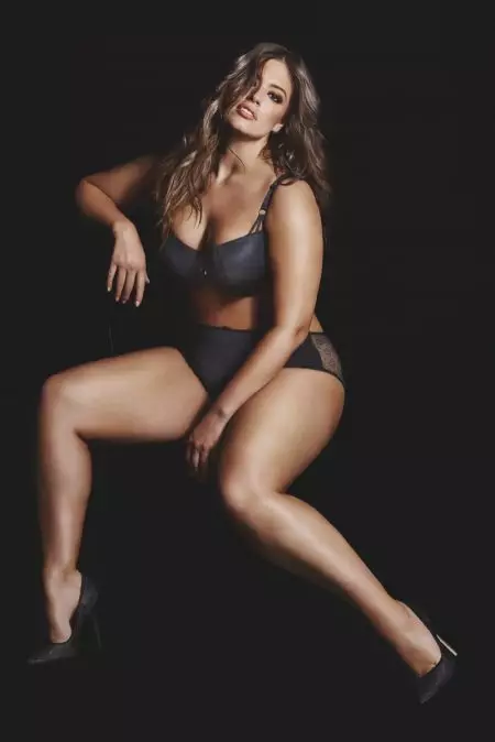 Ashley Graham übernimmt die U-Bahn für dampfende Dessous-Werbung