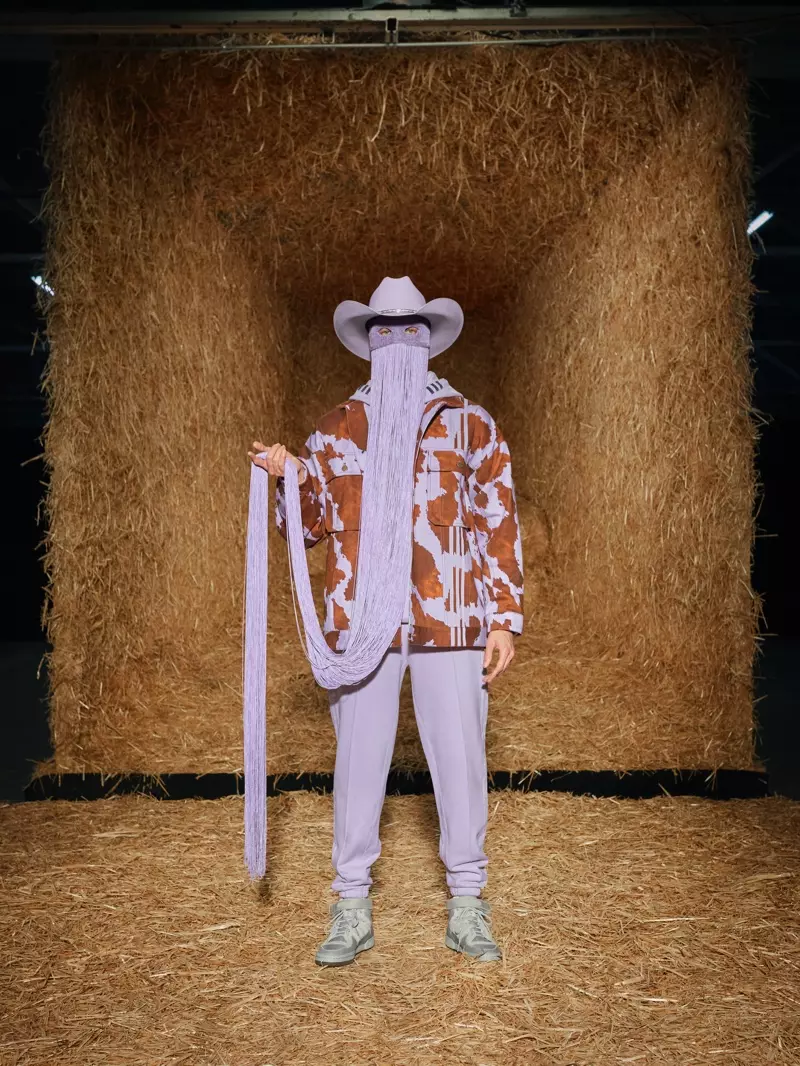 Orville Peck, amb serrells, porta la campanya adidas x Ivy Park Rodeo.