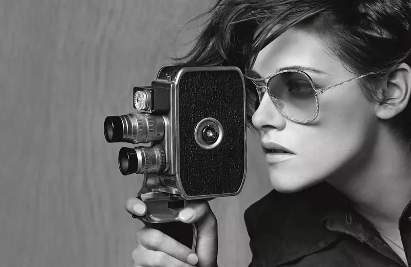 Kristen Stewart pozas kiel fotoĵurnalisto por la printempa 2015-okula kampanjo de Chanel.